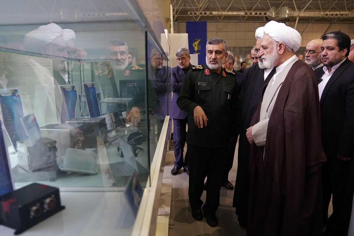 بازدید رئیس قوه قضاییه و جمعی از مقامات قضایی از نمایشگاه جدیدترین دستاوردهای موشکی سپاه بازدید رئیس قوه قضاییه و جمعی از مقامات قضایی از نمایشگاه جدیدترین دستاوردهای موشکی سپاه