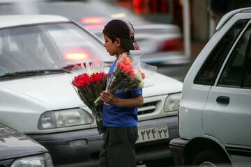 درآمد هنگفت کودکان کار سر چهارراه‌های تهران