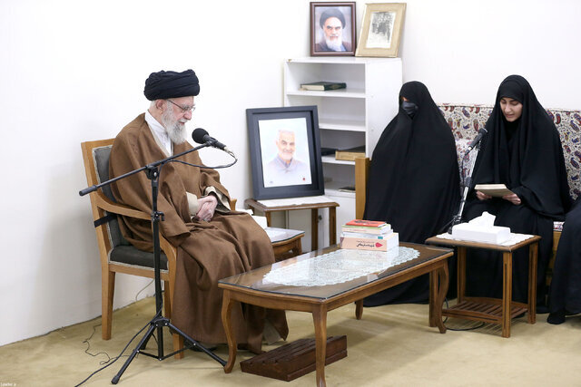 دیدار خانواده شهید سردار سلیمانی با رهبر انقلاب اسلامی دیدار خانواده شهید سردار سلیمانی با رهبر انقلاب اسلامی