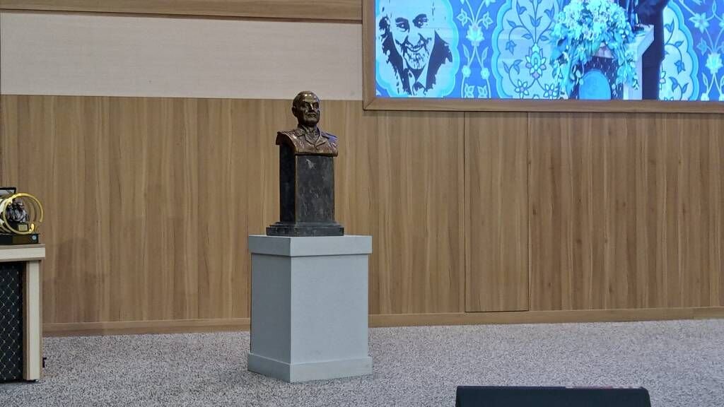 سردیس سردار سلیمانی در دانشگاه تهران رونمایی شد سردیس سردار سلیمانی در دانشگاه تهران رونمایی شد