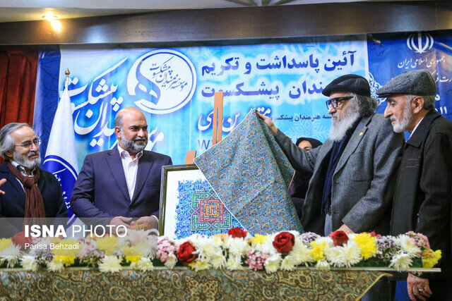 داریوش ارجمند و ماجرای بوسه بر سردیس سردار سلیمانی داریوش ارجمند و ماجرای بوسه بر سردیس سردار سلیمانی