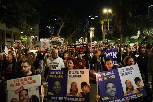 «توافق فوری»؛ اسرائیلیها مقابل خانه نتانیاهو چادر زدند