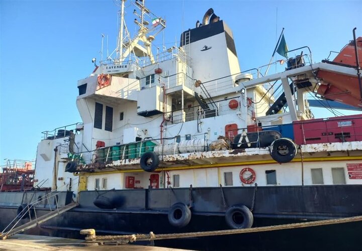 توقیف شناور خارجی با ۲ میلیون لیتر گازوئیل در خلیج فارس| سپاه ۱۴ خدمه شناور را دستگیر کرد