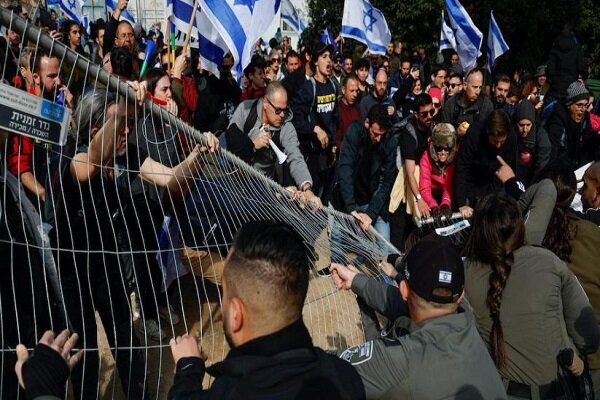 درگیری بین پلیس و شهرک نشینان در تظاهرات علیه نتانیاهو درگیری بین پلیس و شهرک نشینان در تظاهرات علیه نتانیاهو
