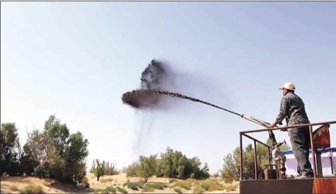 واکنش سازمان منابع طبیعی به مالچپاشی نفتی در خوزستان واکنش سازمان منابع طبیعی به مالچپاشی نفتی در خوزستان