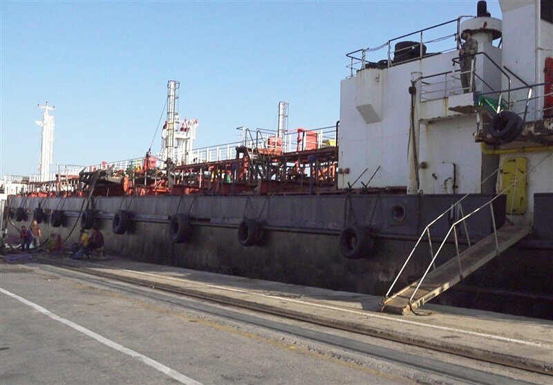 توقیف شناور خارجی با ۲ میلیون لیتر گازوئیل در خلیج فارس| سپاه ۱۴ خدمه شناور را دستگیر کرد
 توقیف شناور خارجی با ۲ میلیون لیتر گازوئیل در خلیج فارس| سپاه ۱۴ خدمه شناور را دستگیر کرد