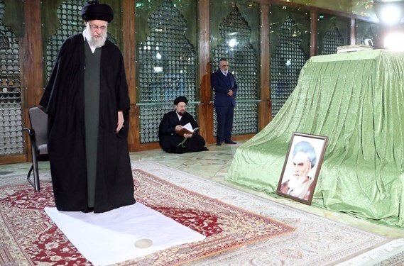 رهبر انقلاب در آستانه دهه فجر در حرم مطهر امام راحل و گلزار شهدای بهشت زهرا(س) حضور یافتند رهبر انقلاب در آستانه دهه فجر در حرم مطهر امام راحل و گلزار شهدای بهشت زهرا(س) حضور یافتند