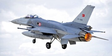 گشت هوایی جنگنده‌های «اف-۱۶» ترکیه هنگام ماموریت جت‌های روسیه