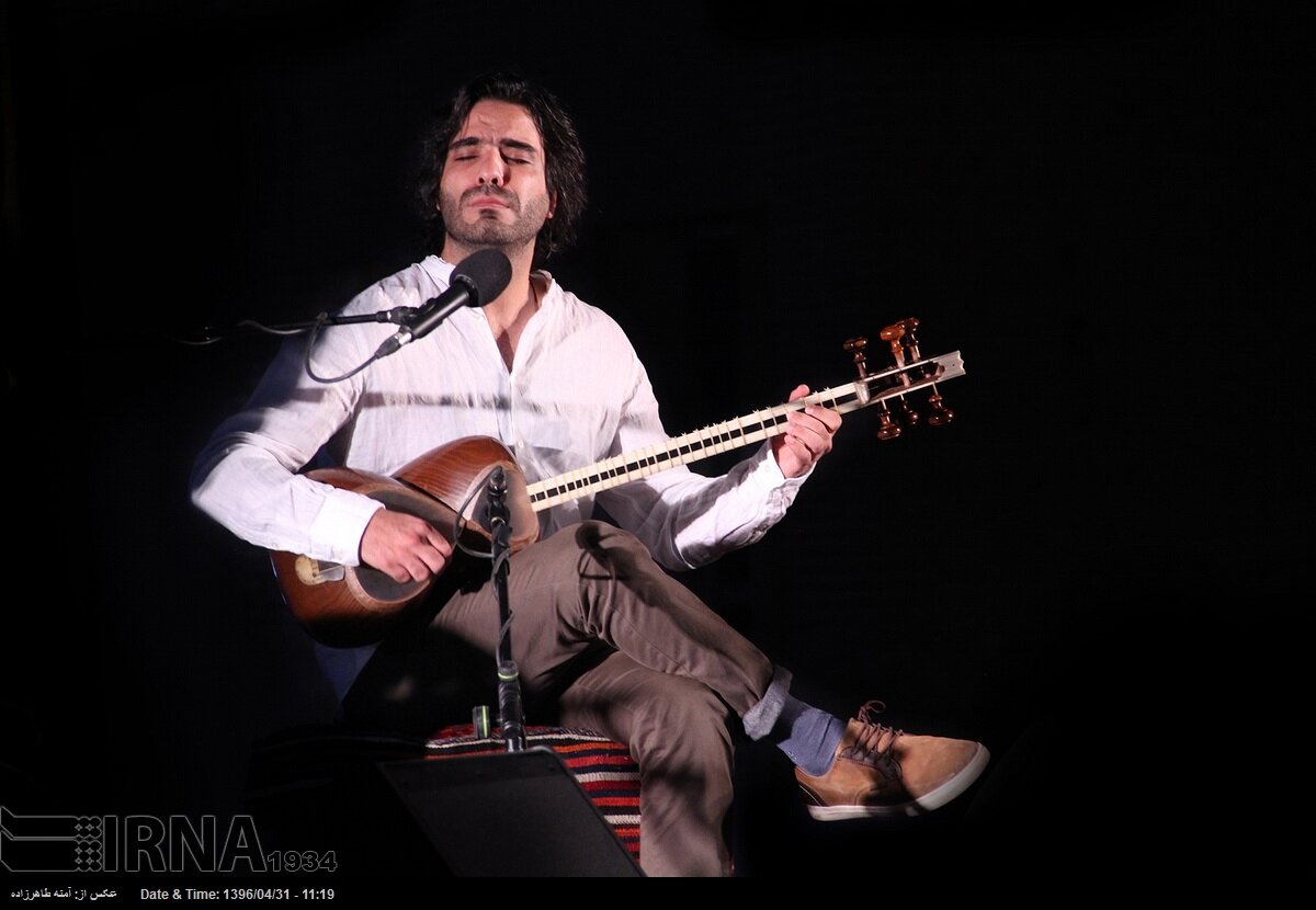 نوازنده تار ایرانی یک جایزه جهانی دریافت کرد نوازنده تار ایرانی یک جایزه جهانی دریافت کرد