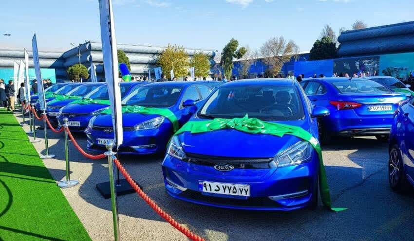 تهرانی مدرن با خودروهای برقی تهرانی مدرن با خودروهای برقی