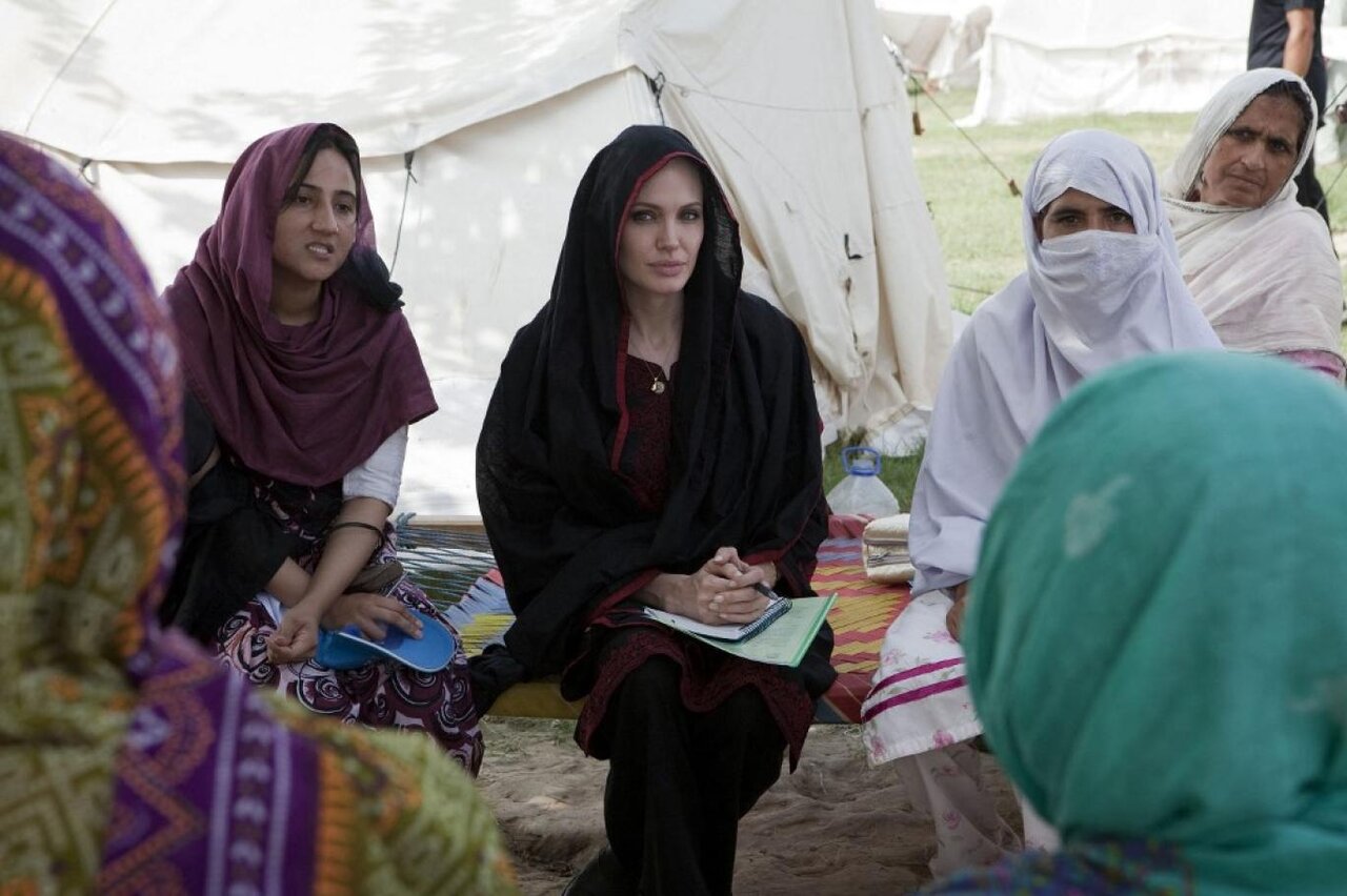 سکوتِ سلبریتیِ جاسوس  سکوتِ سلبریتیِ جاسوس