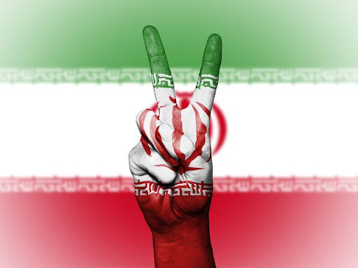 پرچم ایران بالاست