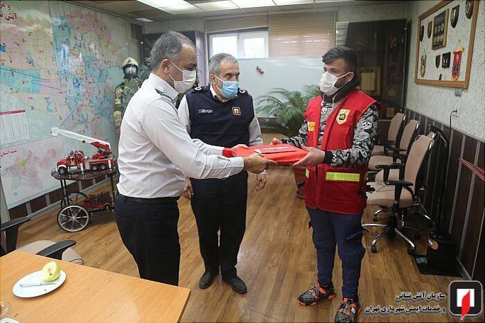 سقف خانه پدرم هنوز چکه میکند