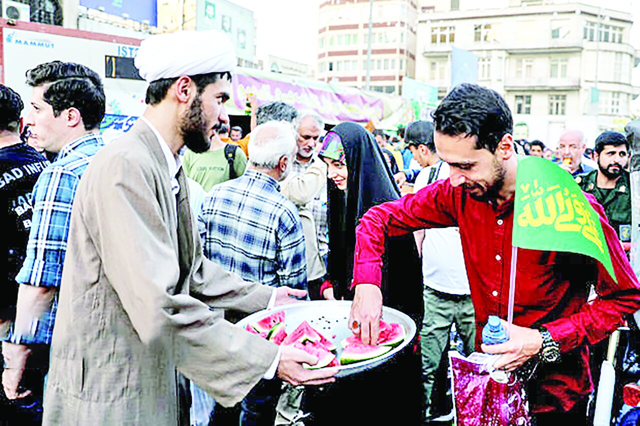 خادمین رضوی به مهمونی غدیر میآیند خادمین رضوی به مهمونی غدیر میآیند