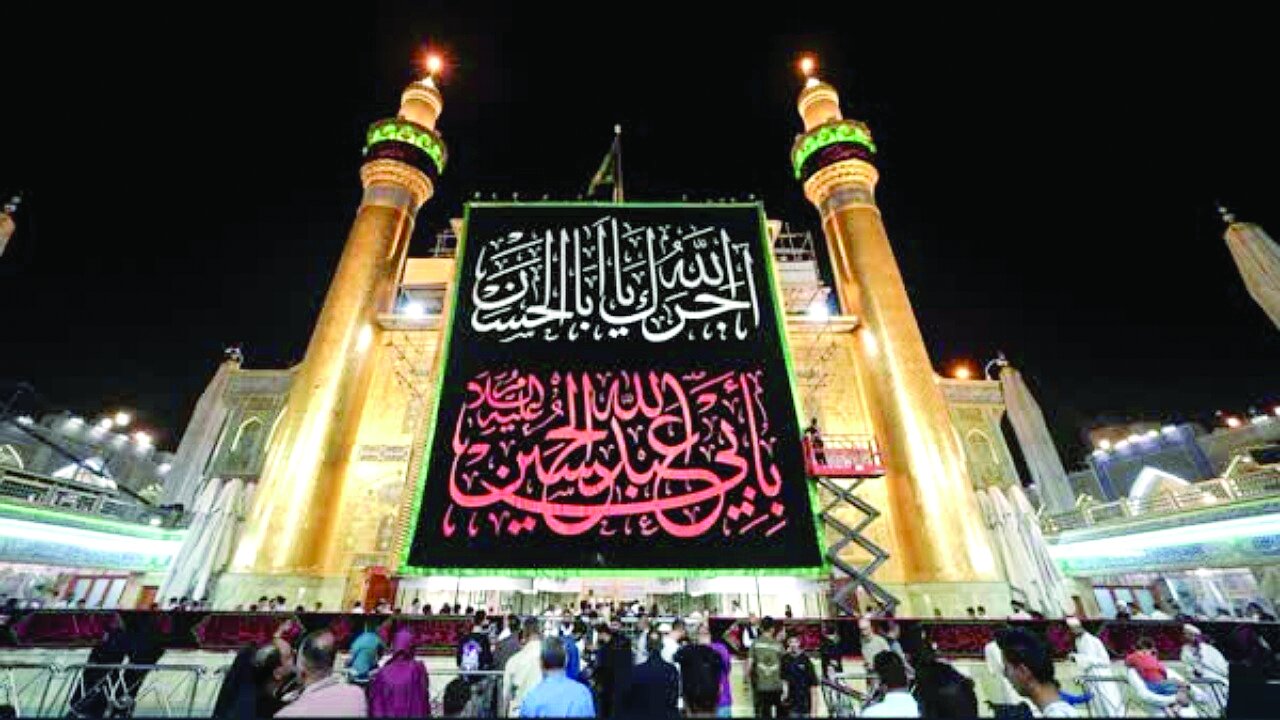 حرم امام علی(ع) به مناسبت محرم رخت عزا پوشید حرم امام علی(ع) به مناسبت محرم رخت عزا پوشید