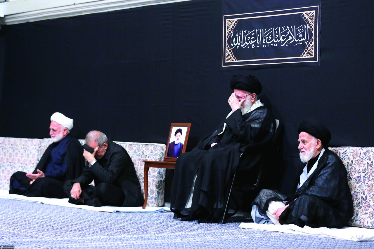 مراسم عزاداری امام حسین(ع) با حضور رهبر انقلاب برگزار شد مراسم عزاداری امام حسین(ع) با حضور رهبر انقلاب برگزار شد