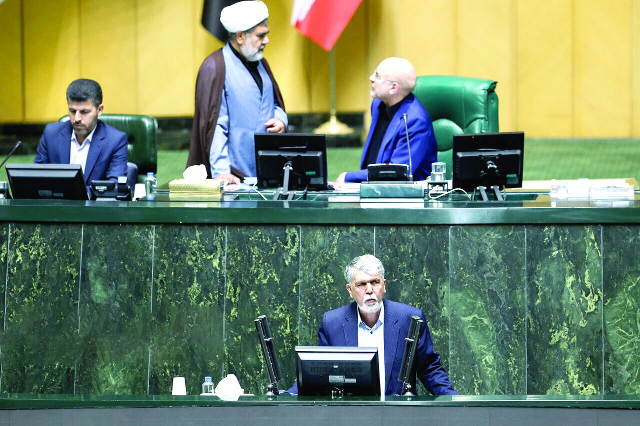 تشنج در جلسه بررسی صلاحیت صالحیامیری با توزیع برگه! تشنج در جلسه بررسی صلاحیت صالحیامیری با توزیع برگه!