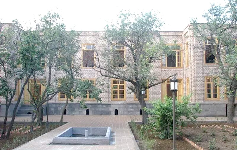 عمارت آقازاده اردبیل؛ شاهکاری از هنر معماران روسی و ایرانی عمارت آقازاده اردبیل؛ شاهکاری از هنر معماران روسی و ایرانی