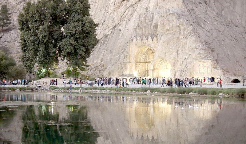 مسافران تابستانی در محوطه تاریخی طاقبستان ـ کرمانشاه مسافران تابستانی در محوطه تاریخی طاقبستان ـ کرمانشاه
