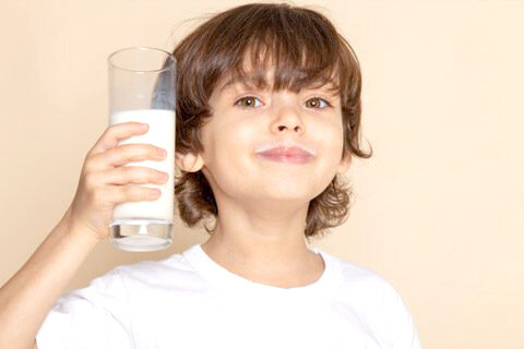 یک لیوان شیر، ۱۳ ماده مغذی ضروری برای رشد و یادگیری کودکان دارد یک لیوان شیر، ۱۳ ماده مغذی ضروری برای رشد و یادگیری کودکان دارد