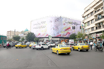 رونمایی از دیوار نگاره جدید میدان انقلاب اسلامی