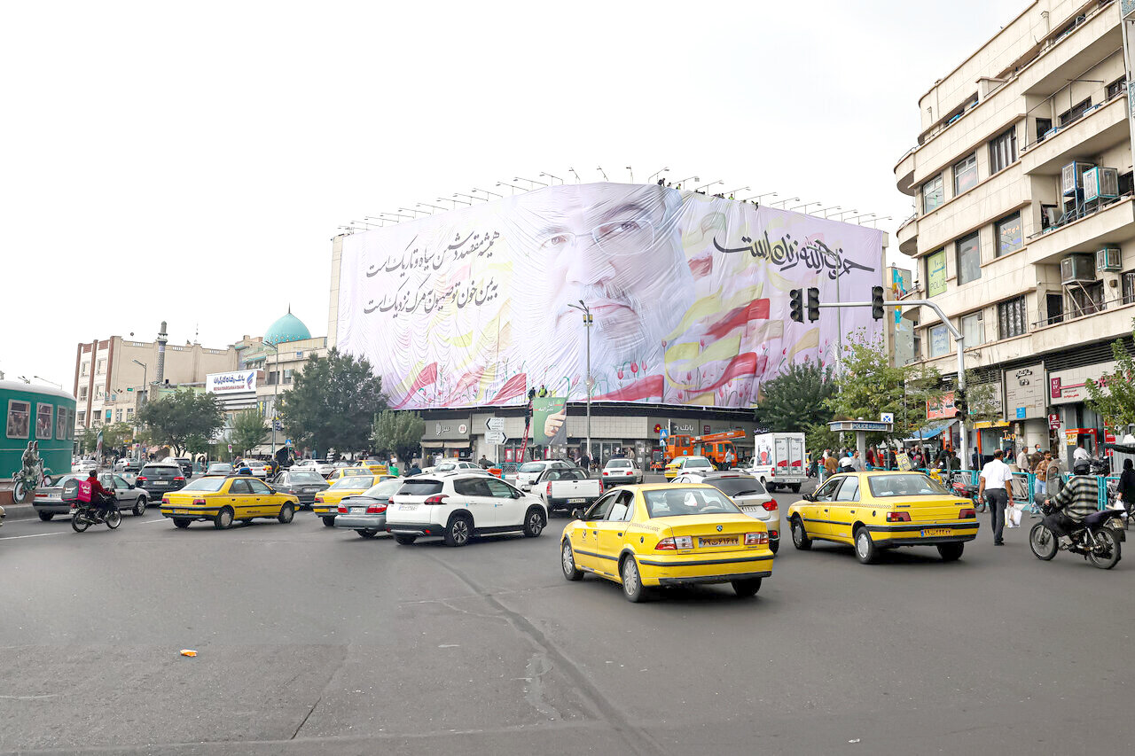 رونمایی از دیوار نگاره جدید میدان انقلاب اسلامی رونمایی از دیوار نگاره جدید میدان انقلاب اسلامی