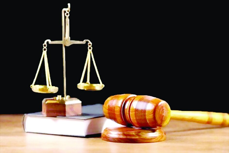 پشت میلهها یا کنار درختان پشت میلهها یا کنار درختان