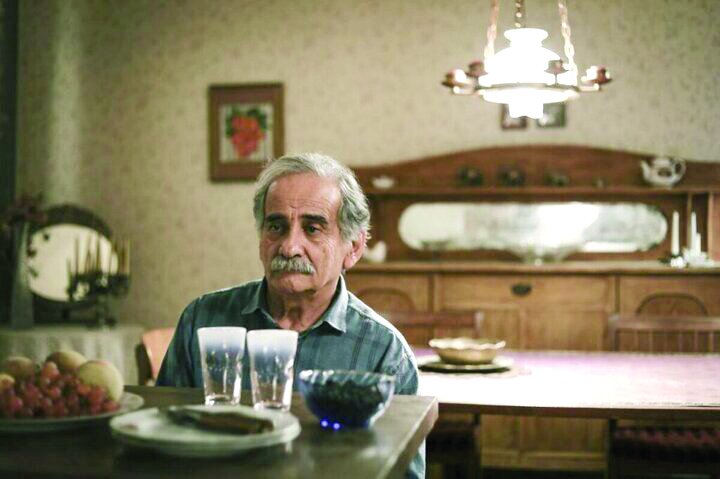 سس گوجه روی سالاد سزار سس گوجه روی سالاد سزار