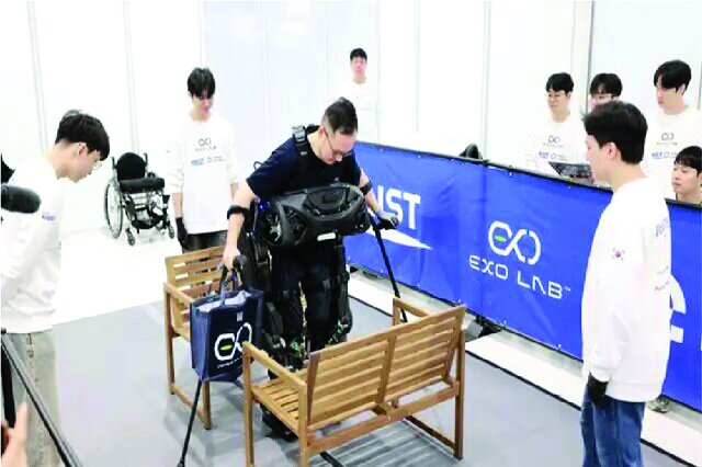 نخستین ربات پوشیدنی که خودش را بر تن افراد معلول میکند! نخستین ربات پوشیدنی که خودش را بر تن افراد معلول میکند!