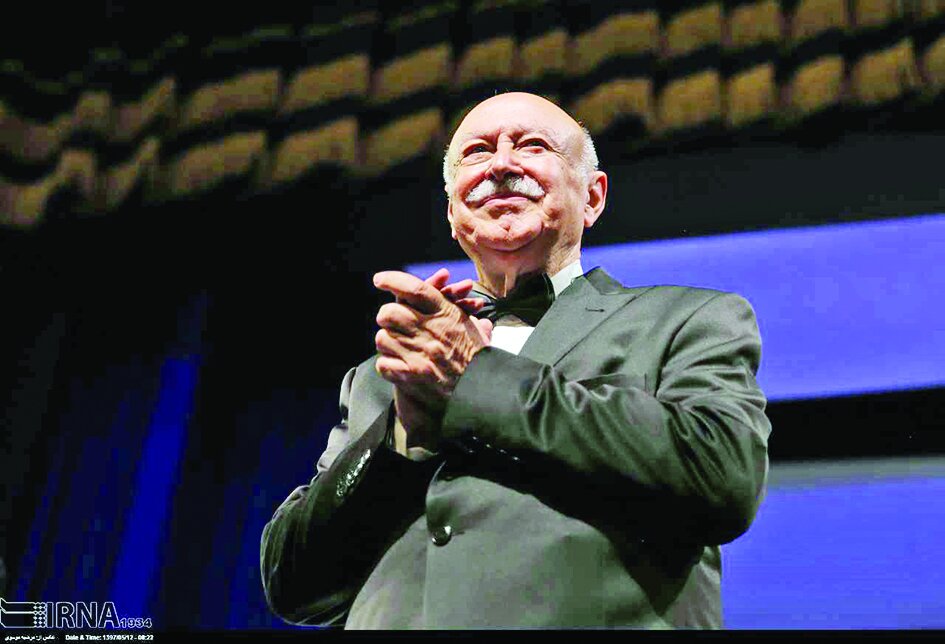 فرهاد فخرالدینی با منظومه سیمرغ روی صحنه تالار وحدت فرهاد فخرالدینی با منظومه سیمرغ روی صحنه تالار وحدت