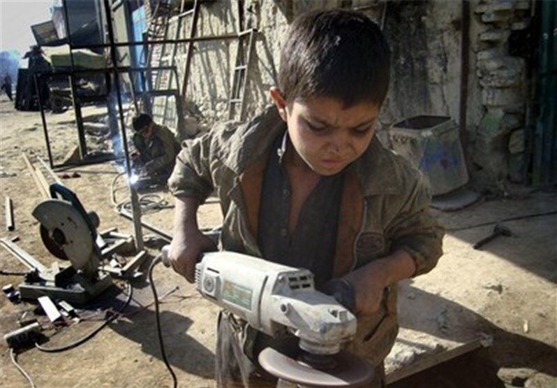 اشتغال غیرقانونی کودکان را گزارش دهید اشتغال غیرقانونی کودکان را گزارش دهید