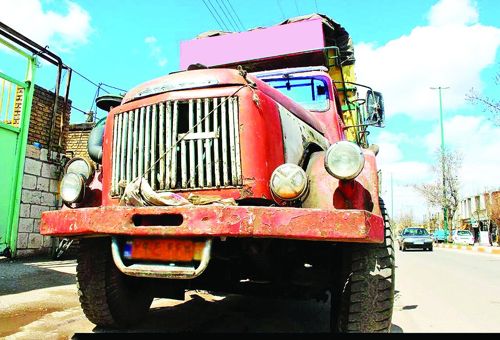 جاده مملو از قراضهها جاده مملو از قراضهها
