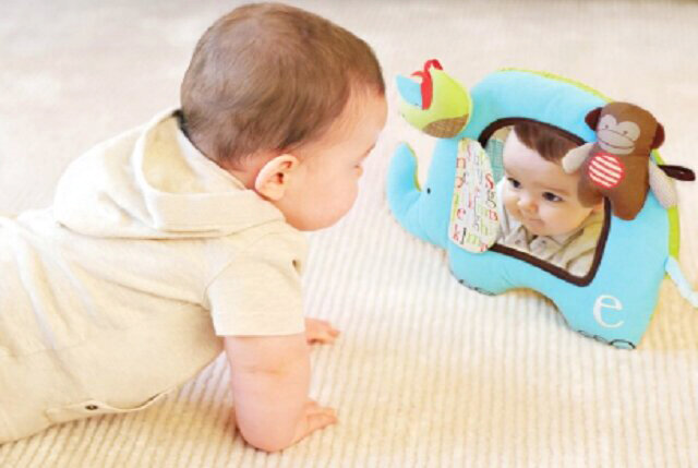 فواید بازی با آینه برای کودکان فواید بازی با آینه برای کودکان