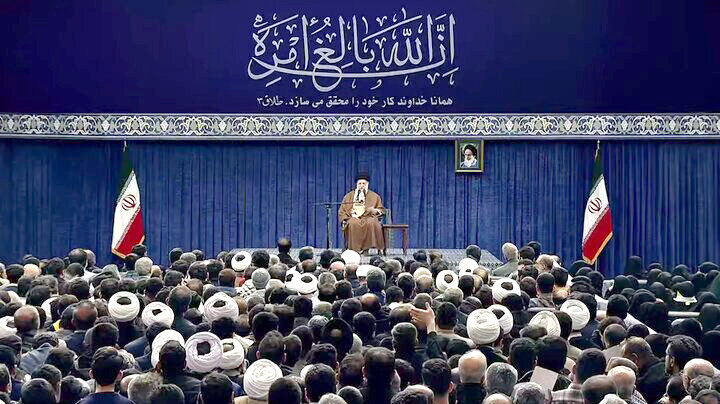آیهای که بالای سر رهبر انقلاب نقش بسته بود، چه تفسیری دارد؟ آیهای که بالای سر رهبر انقلاب نقش بسته بود، چه تفسیری دارد؟