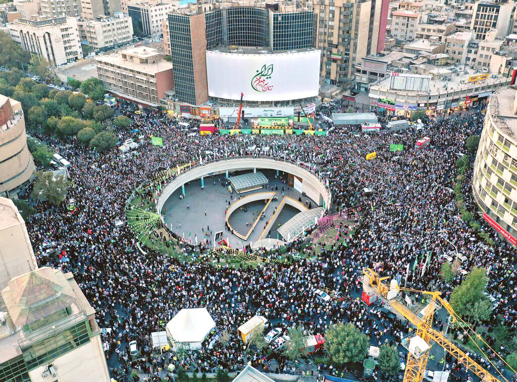 مردم، عامل موفقیت در شرایط بحران مردم، عامل موفقیت در شرایط بحران