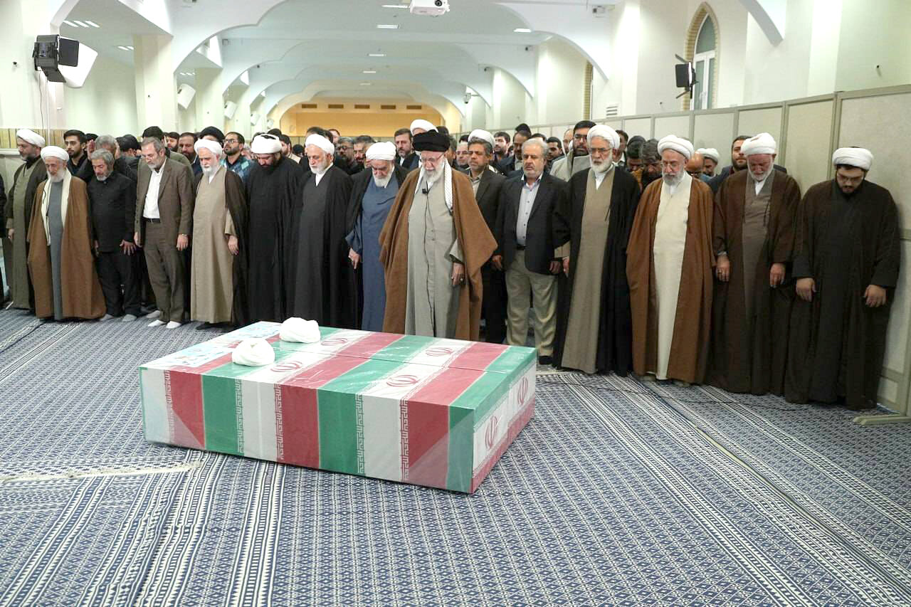 اقامه نماز رهبر انقلاب بر پیکر دو قاضی شهید اقامه نماز رهبر انقلاب بر پیکر دو قاضی شهید