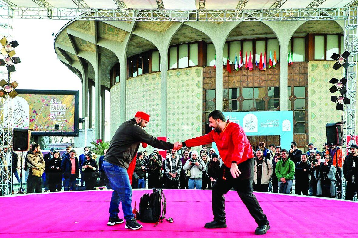 از  اجرای یک نمایش با پول قرضی تا بازدید وزیر از  اجرای یک نمایش با پول قرضی تا بازدید وزیر