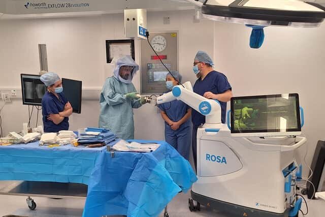 ربات جراح در تعویض مفصل زانو به پزشکان کمک میکند ربات جراح در تعویض مفصل زانو به پزشکان کمک میکند