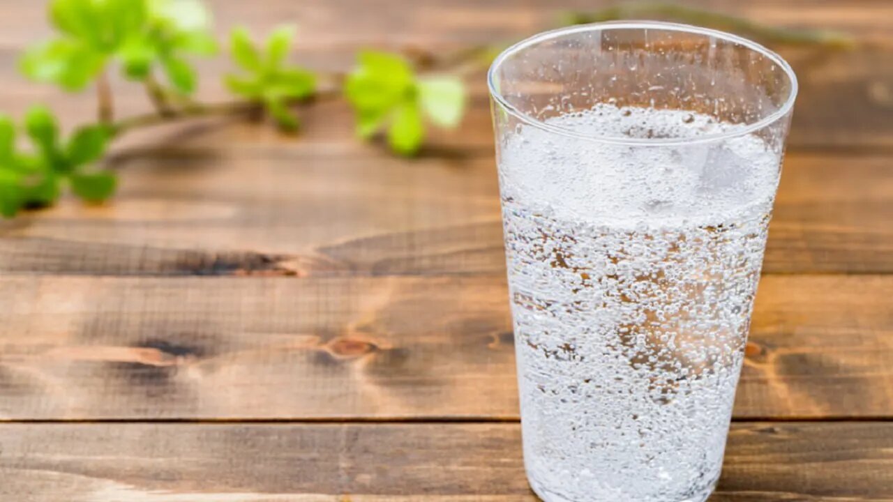 برای کاهش وزن آب گازدار بنوشیم یا آب معمولی؟ برای کاهش وزن آب گازدار بنوشیم یا آب معمولی؟