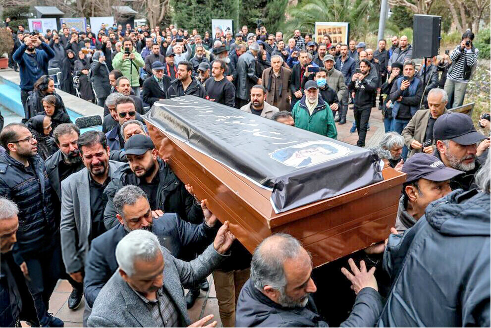 بدرقه اشکآلود و بارانی منوچهر والیزاده بدرقه اشکآلود و بارانی منوچهر والیزاده