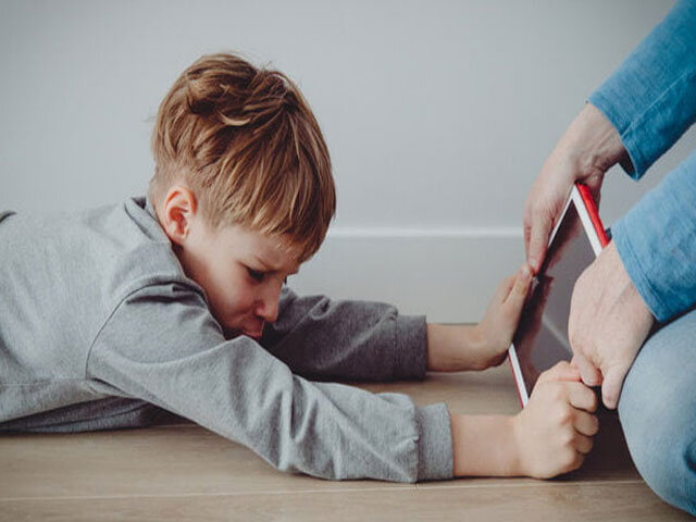 نشانههای وابستگی کودکان و نوجوانان به فضای مجازی نشانههای وابستگی کودکان و نوجوانان به فضای مجازی