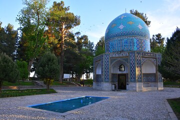 تو خورشیدی ولیکن در نقابی