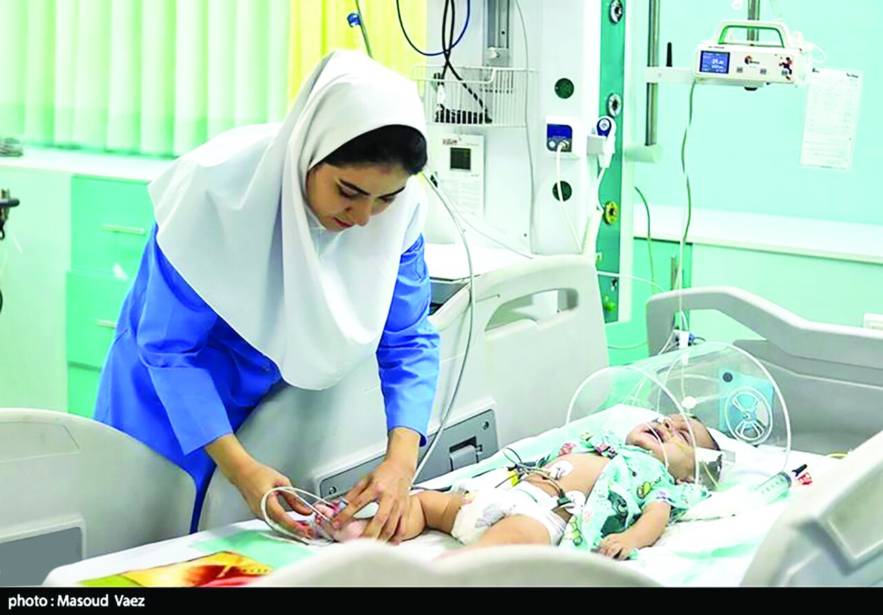 هر پرستار به جای دو نفر کار میکند هر پرستار به جای دو نفر کار میکند