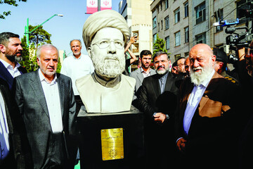 رونمایی سردیس شهید رئیسی در میدان پاستور تهران