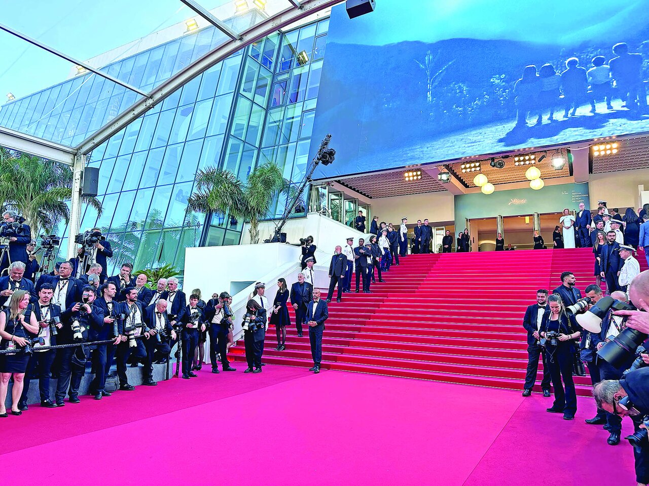 سیاسی بازی روی فرش قرمز سیاسی بازی روی فرش قرمز