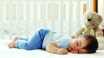از چه سنی کودک باید در اتاق خود بخوابد؟
