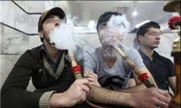 مفت‌فروشی جوانی در قهوه‌خانه