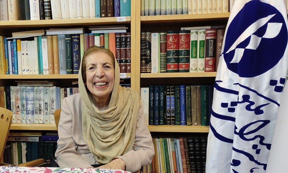 ژاله آموزگار کتابهایش را به کتابخانه مرکزی دانشگاه تهران اهدا میکند ژاله آموزگار کتابهایش را به کتابخانه مرکزی دانشگاه تهران اهدا میکند