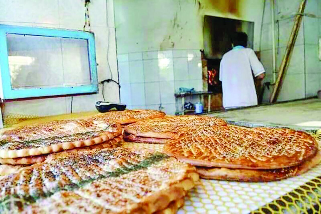فروش نان کنجدی به قیمت ۴ نان ساده