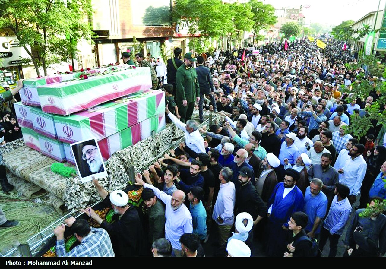 تشییع پیکر مطهر شهدای حمله رژیم صهیونیستی در قم تشییع پیکر مطهر شهدای حمله رژیم صهیونیستی در قم